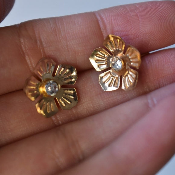 Add-On: Dainty Golden Flower Earrings - Picture 3 of 4